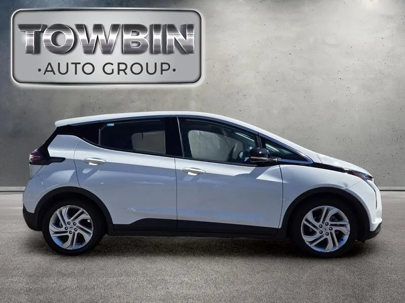 Used 2023 Summit White CHEVROLET 5DR WGN 1LT image 3