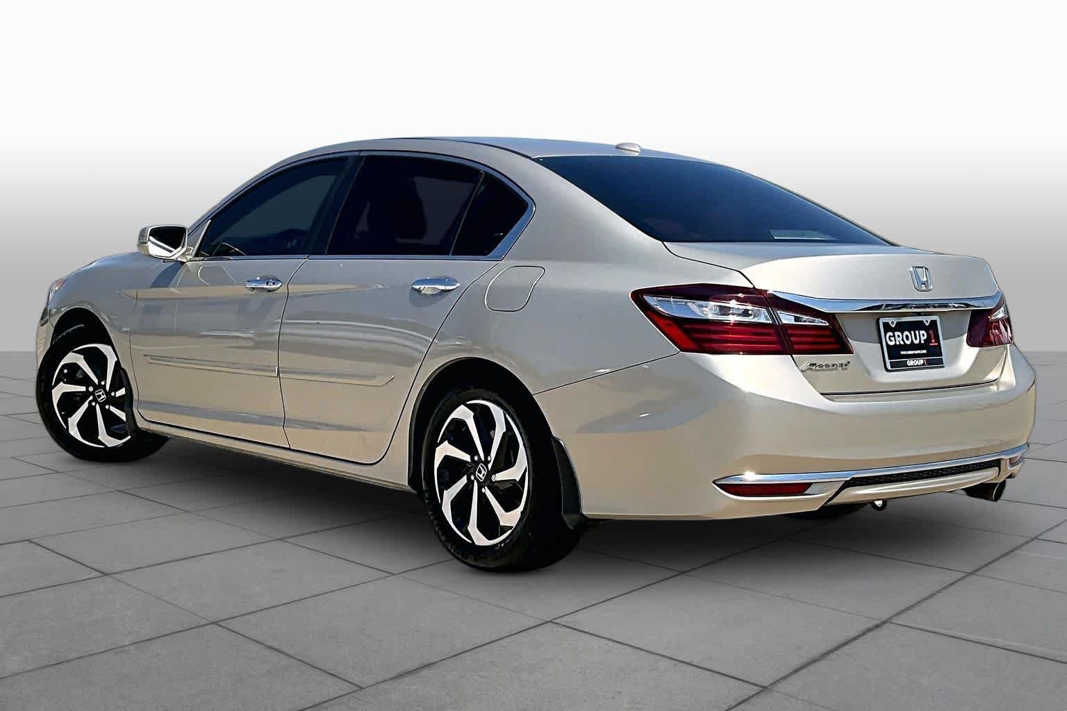 Used 2016 Champagne Frost Pearl Honda EX image 12