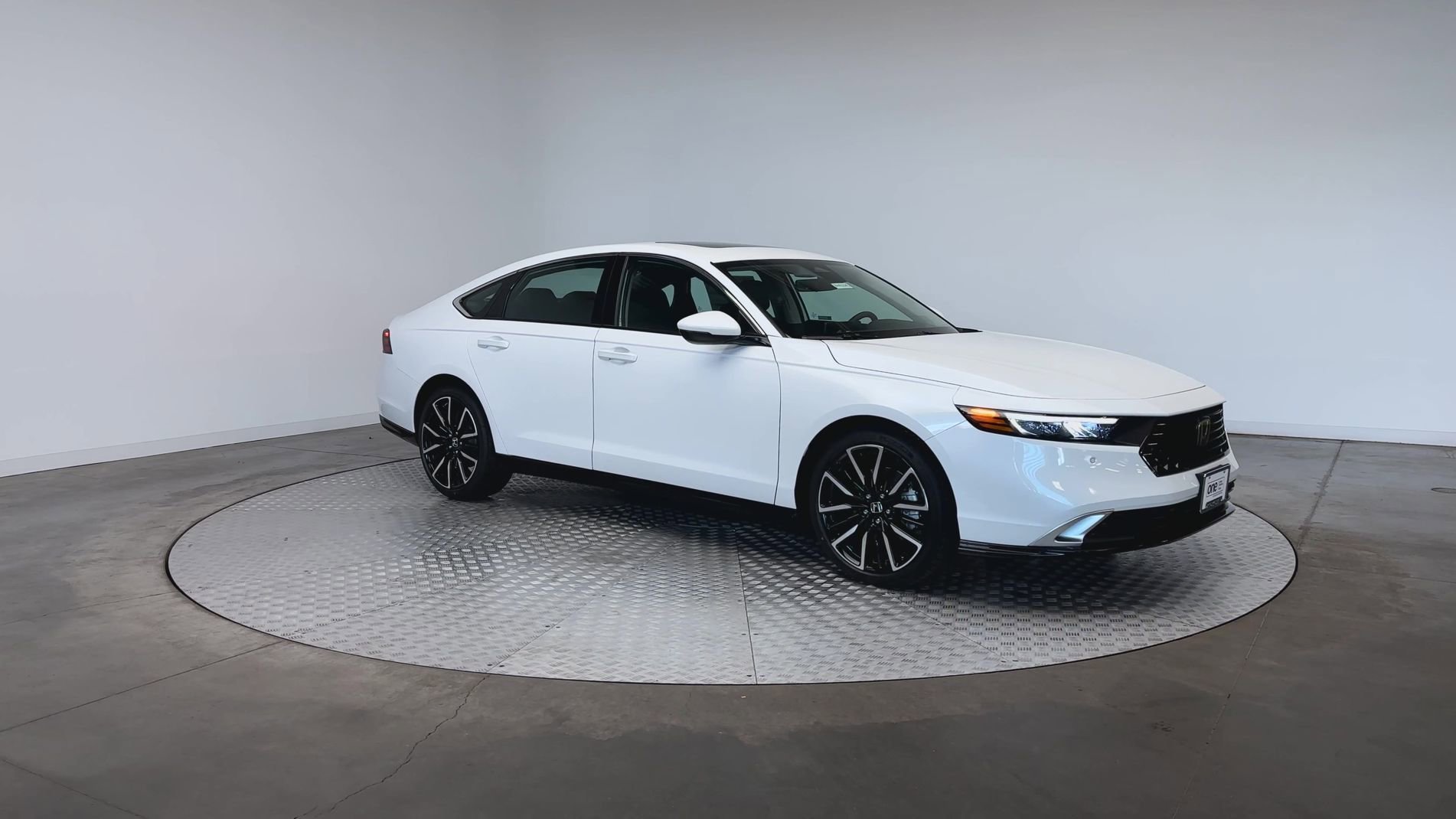 New 2026 Platinum White Pearl Honda Touring image 2