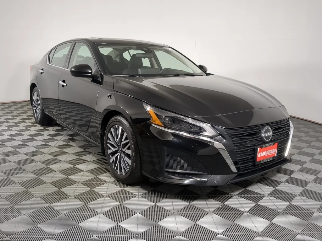 Used 2024 Super Black Nissan 2.5 SV image 3
