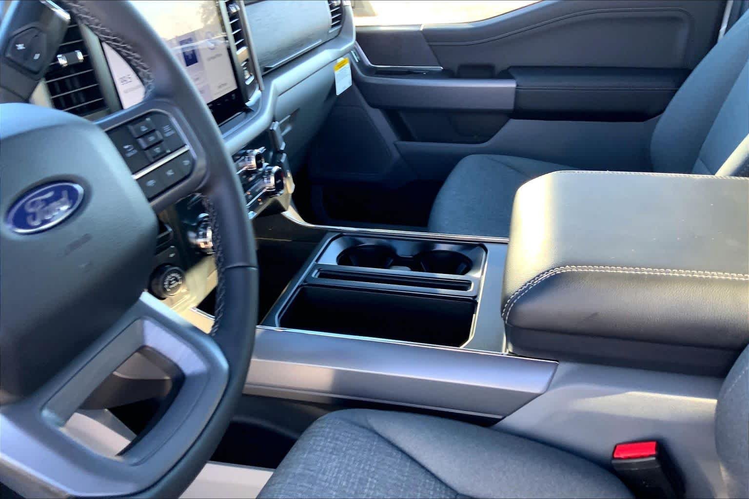 New 2026 Oxford White Ford XLT image 7