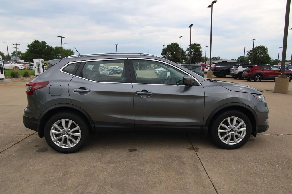 Used 2022 Gun Metallic Nissan SV image 4