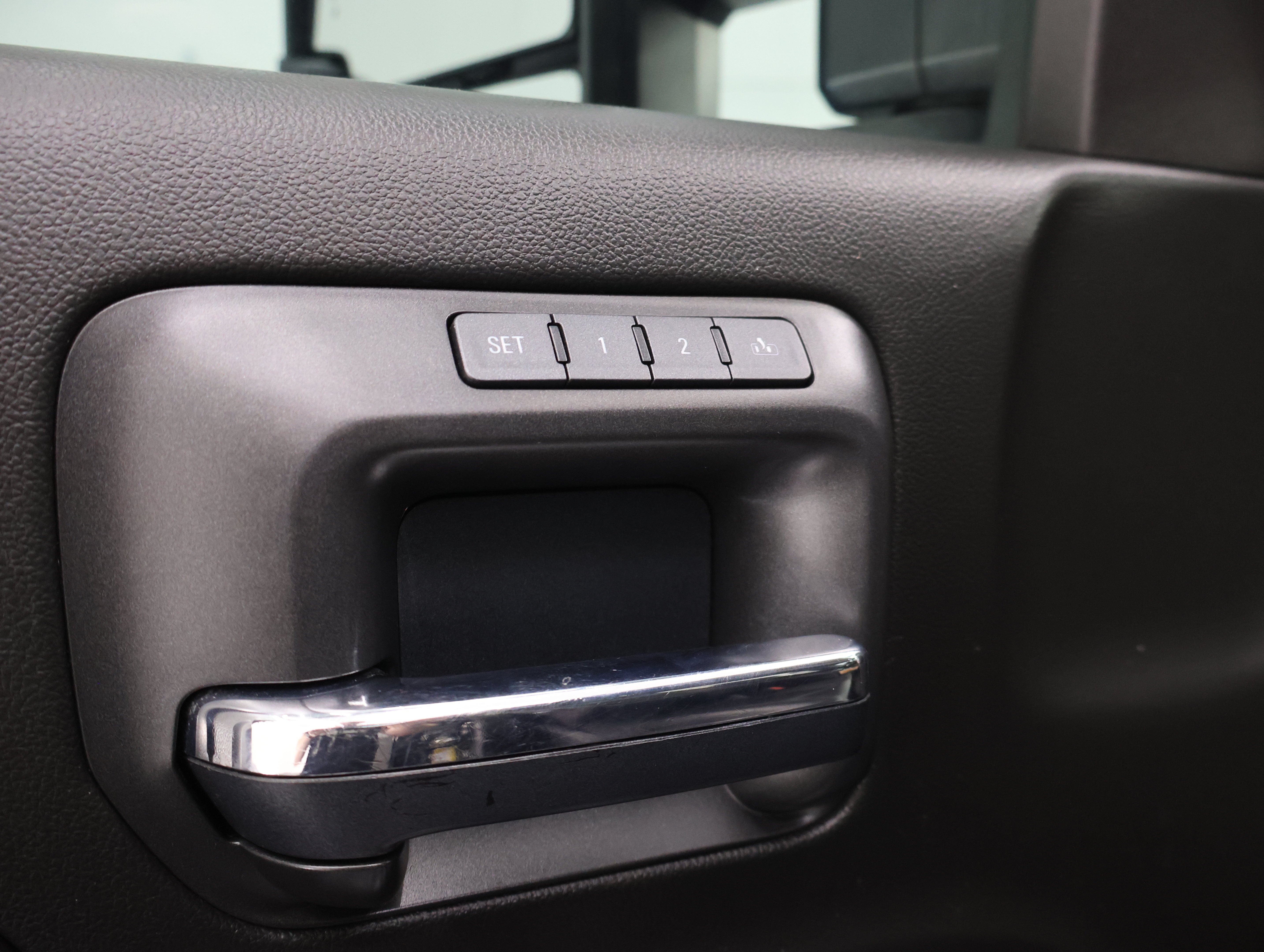 Used 2017 Black Chevrolet 4x4 Crew Cab LTZ DRW: CREW-LONG-DRW-LTZ-6.6L L5P DIESEL-NAV-HEAT/COOL SEATS-BACKUP CAM image 39