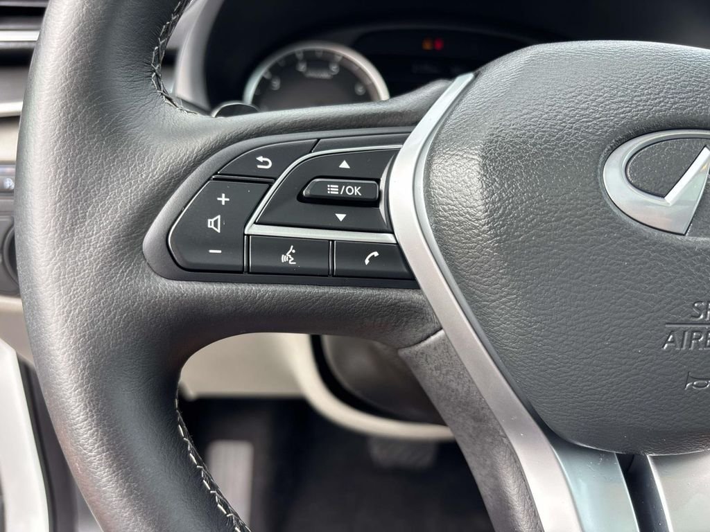 Certified Used 2025 White INFINITI LUXE image 20