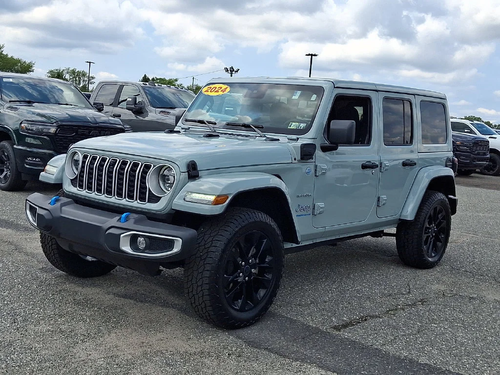 Used 2024 Earl Clearcoat Jeep Sahara image 6