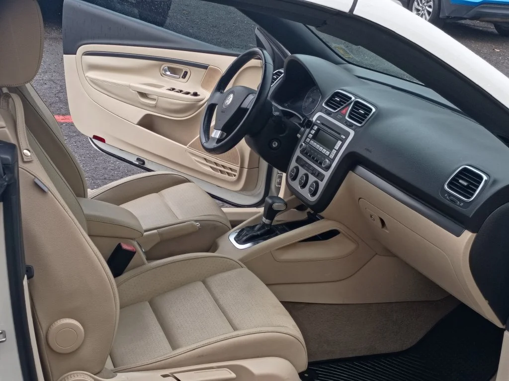 Used 2009 Candy White Volkswagen Komfort Edition image 18