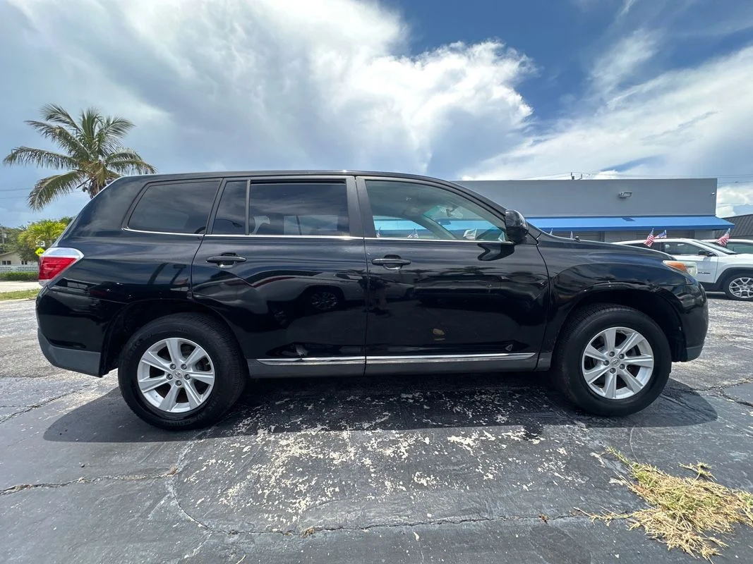 Used 2011  Toyota Base V6 image 7