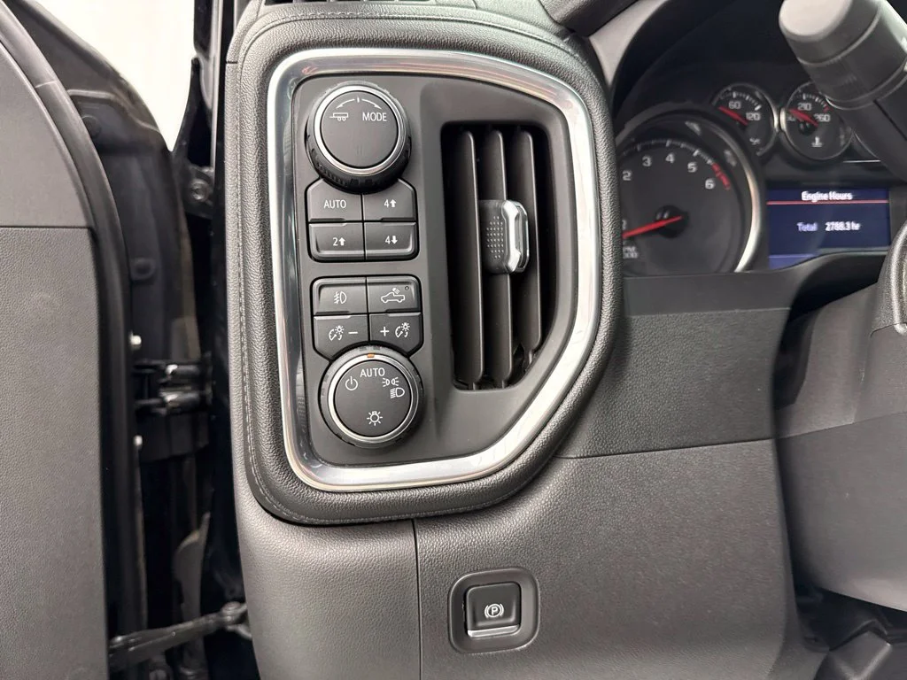 2021 Chevrolet Silverado 1500 LT TRAIL BOSS Crew Cab Pickup Slide 17