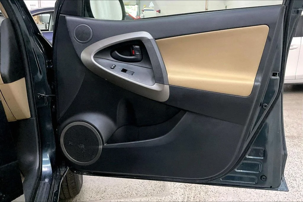 Used 2009 Green Toyota Base image 24