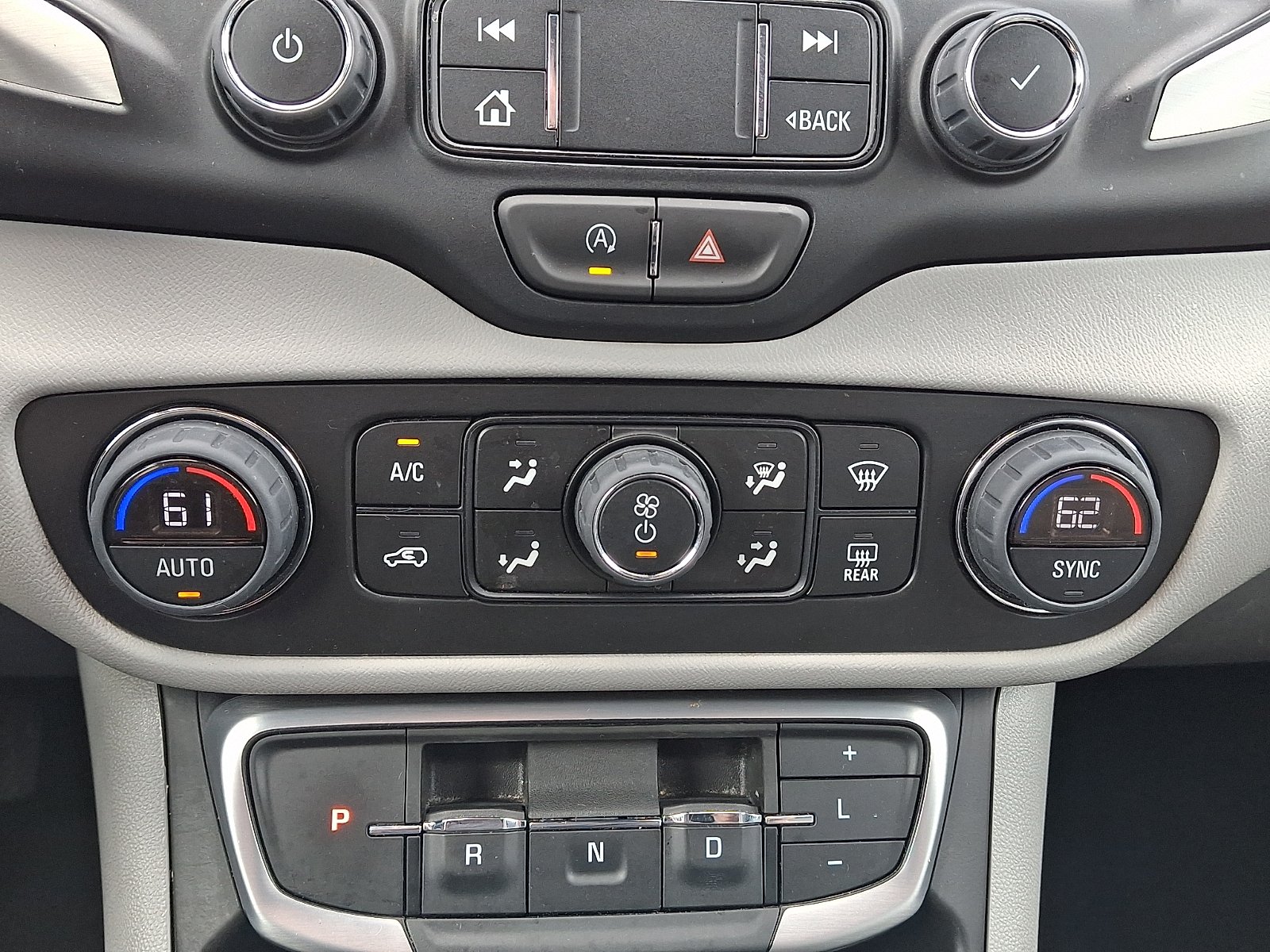 Used 2024 Summit White - GAZ GMC FWD SLT image 14