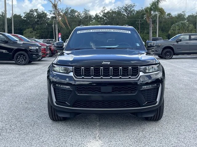 New 2026 Diamond Black Crystal Pearl-Coat Exterior Paint Jeep Limited image 9