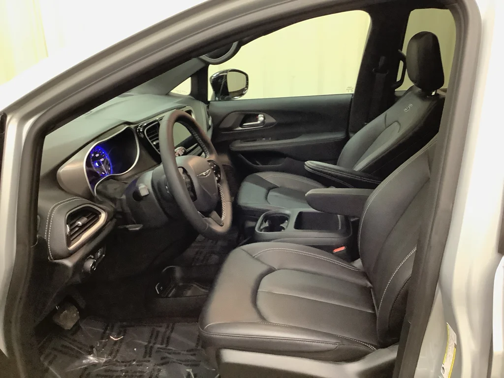 2026 Chrysler Pacifica Select - Photo 15