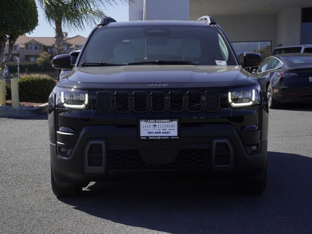 New 2026 Diamond Black Crystal Pearl-Coat Exterior Paint Jeep Limited image 8