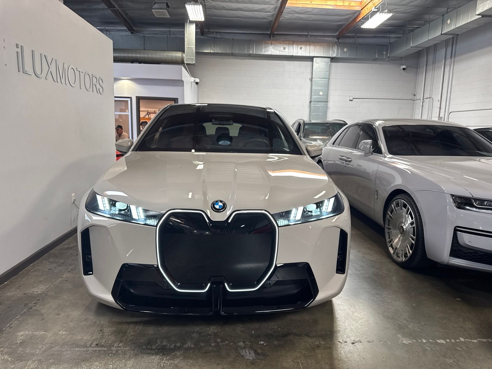 Used 2026 Beige BMW xDrive60 image 2