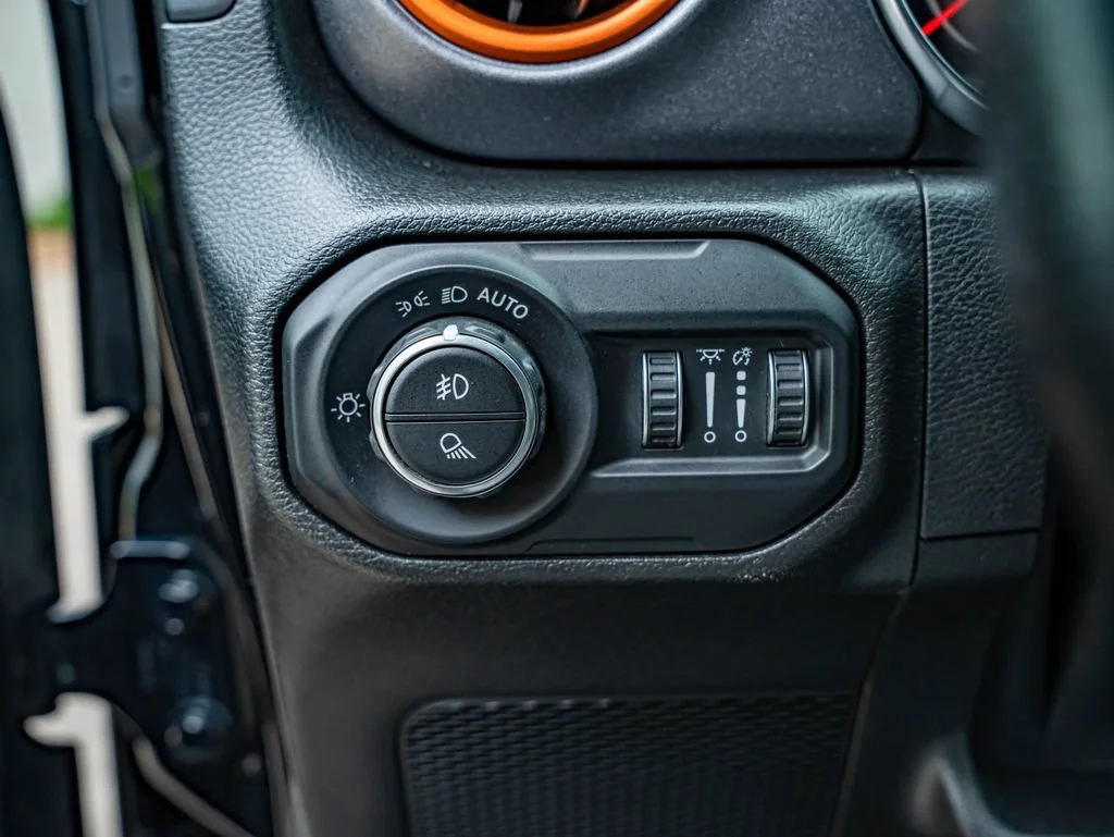 Used 2021 Black Clearcoat Jeep Mojave image 17