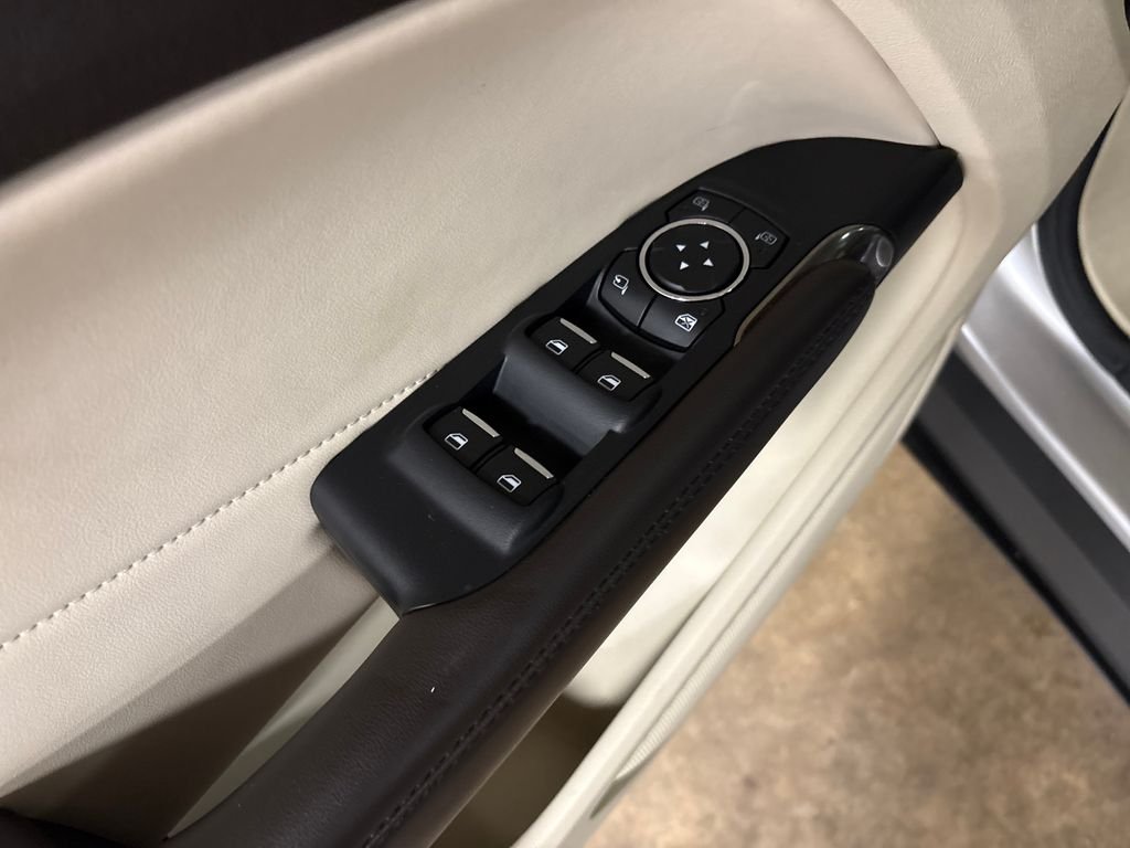 Used 2015 Silver Lincoln Base image 16