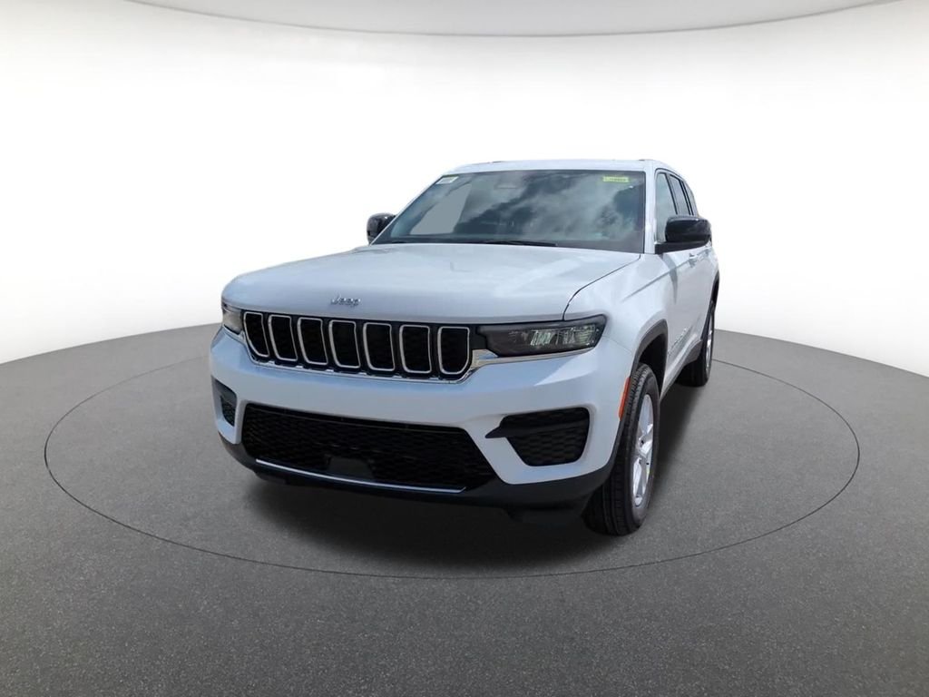 New 2026 Bright White Clear-Coat Exterior Paint Jeep Laredo X image 17