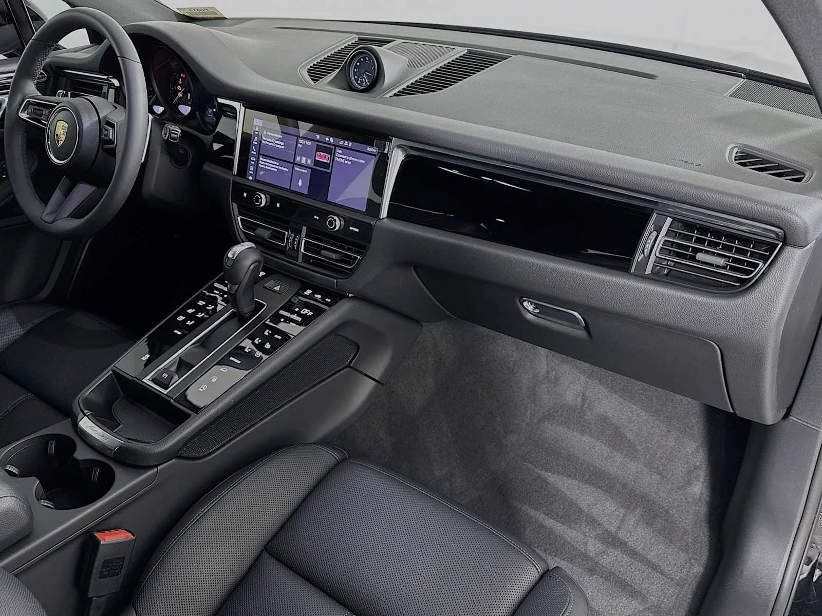 2025 Porsche Macan - Photo 31