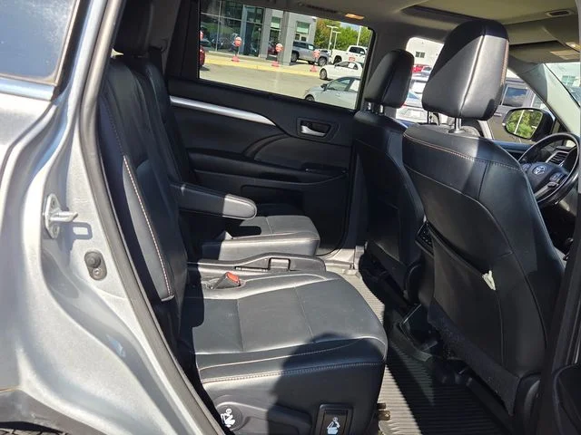 Used 2017 Silver Toyota XLE image 16
