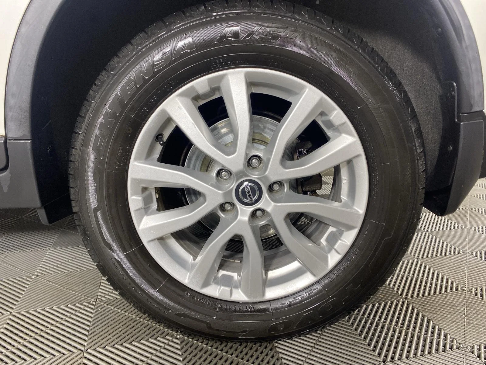 Used 2020 White Nissan SV image 9