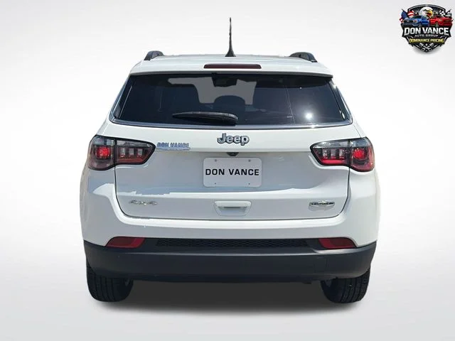 Used 2022 White Jeep Latitude Lux image 5