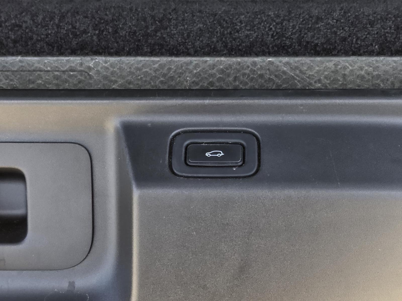 Used 2023 Santorini Black Metallic Land Rover SE image 9