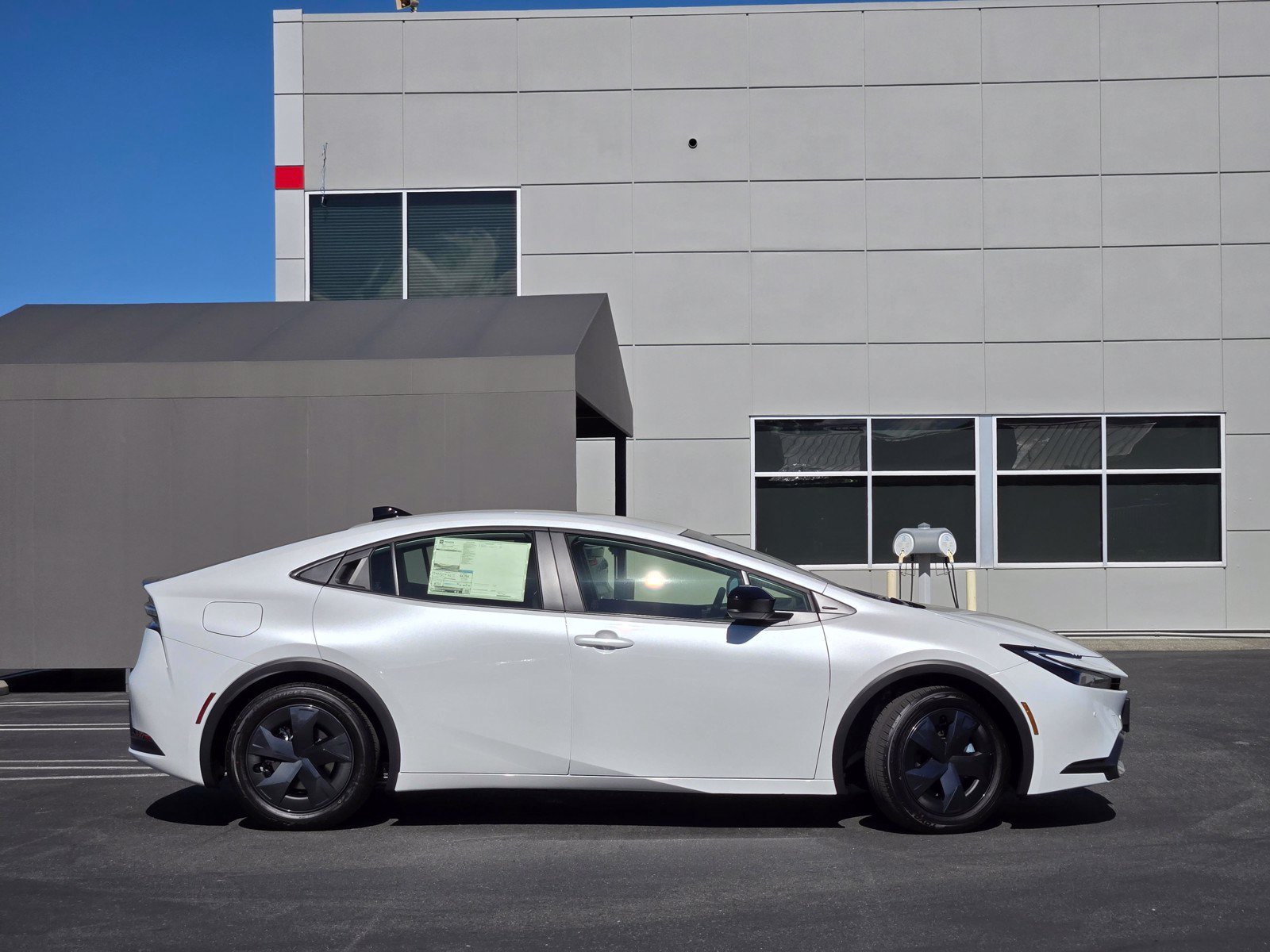 New 2026 Wind Chill Pearl <sup>1</sup> Toyota  SE image 3
