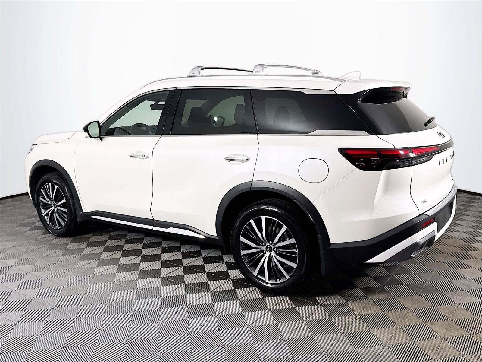 Used 2024 Majestic White INFINITI Sensory image 7