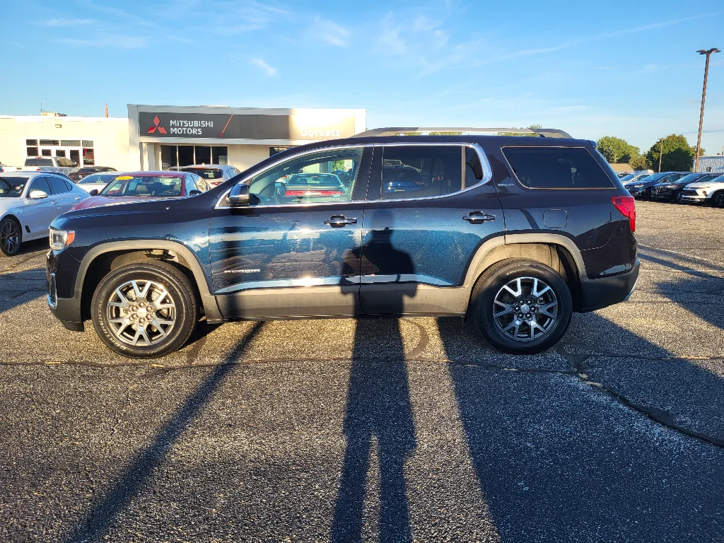 Used 2021 Midnight Blue Metallic GMC SLE image 9