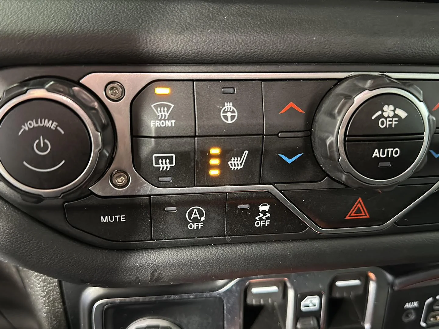 Used 2024 Granite Crystal Metallic Clearcoat Jeep Sahara image 14