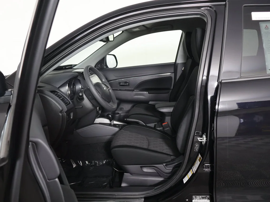New 2027 Black Mitsubishi 2.0 ES AWC image 25