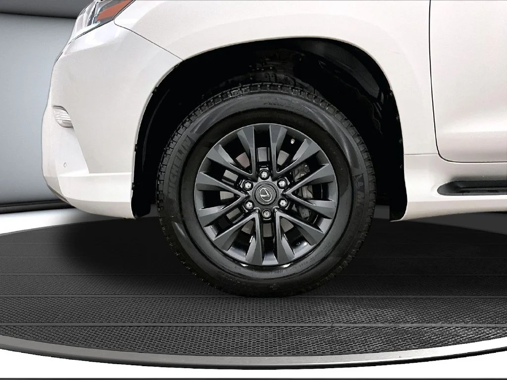 Used 2023 White Lexus 460 image 33