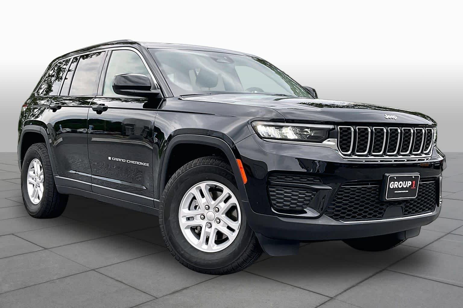 Used 2023 Diamond Black Crystal Pearlcoat Jeep Laredo image 2