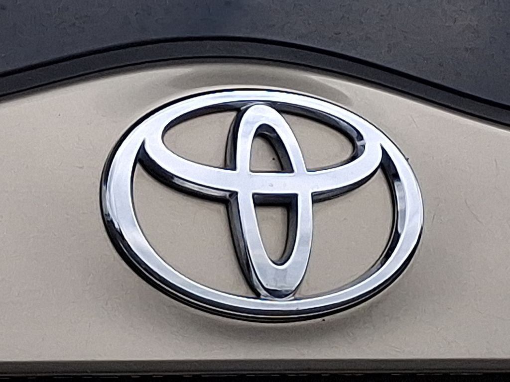 Used 2009 Beige Toyota  image 29