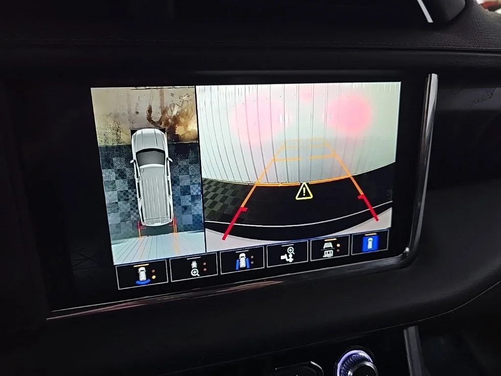 Used 2022 White GMC Denali image 25