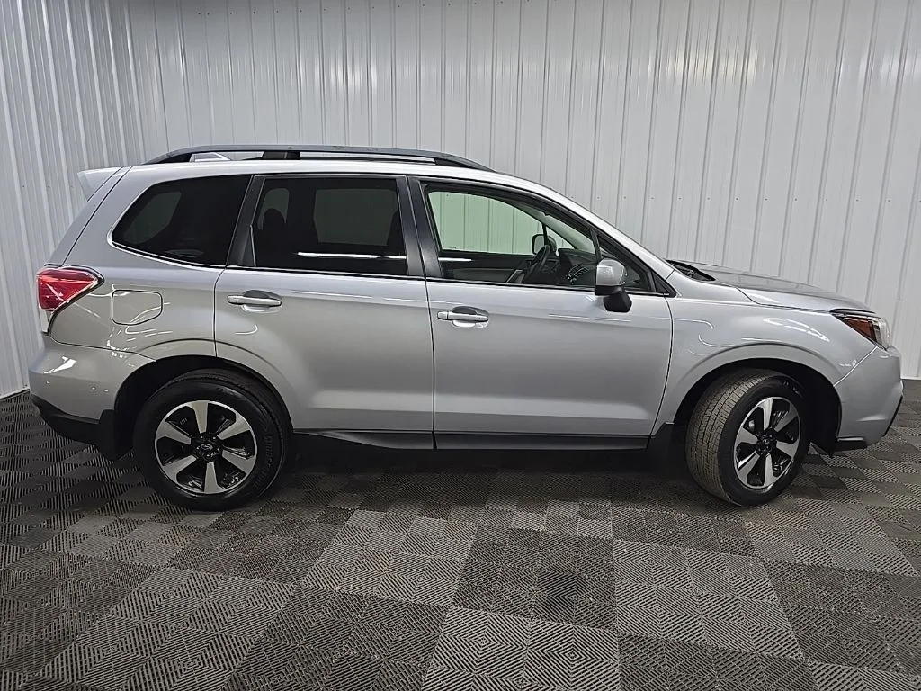 Used 2017 Ice Silver Metallic Subaru 2.5i Premium image 2
