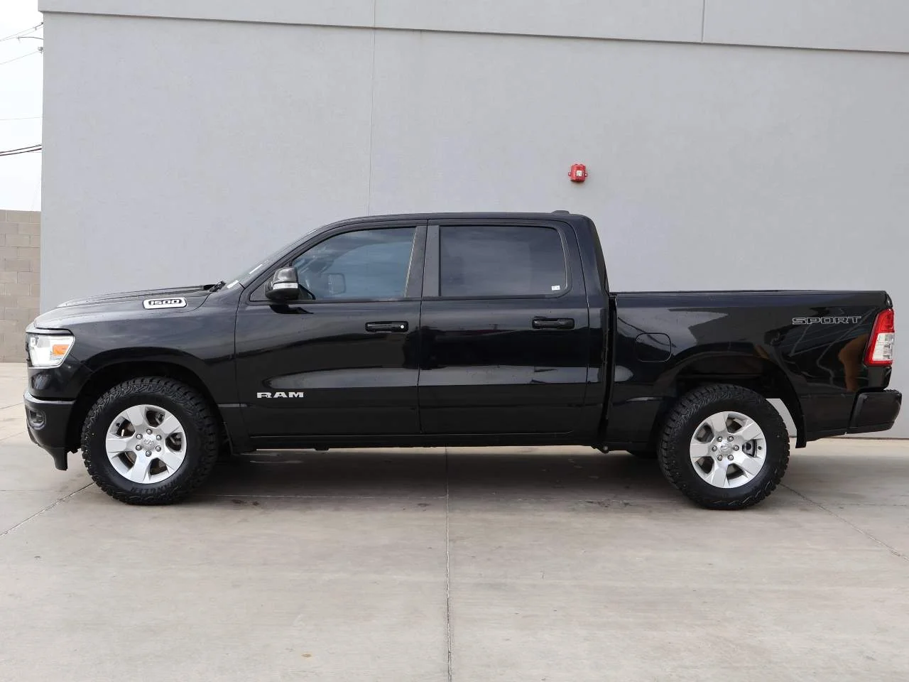 Used 2020 Diamond Black Crystal Pearl Coat Ram Big Horn Crew Cab image 2