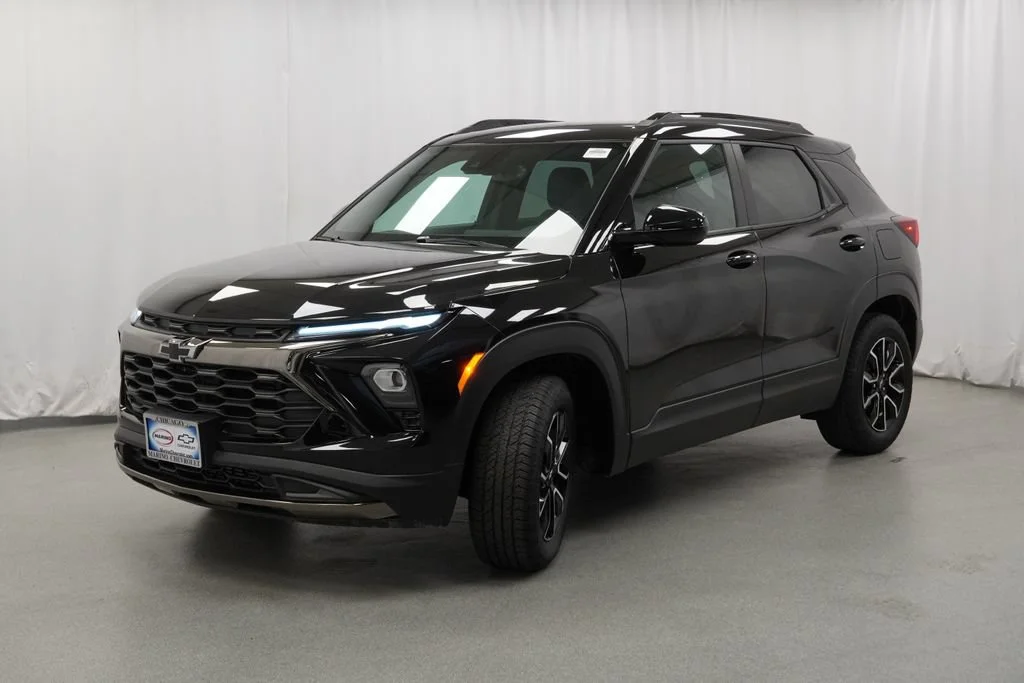New 2026 Mosaic Black Metallic Chevrolet ACTIV image 3