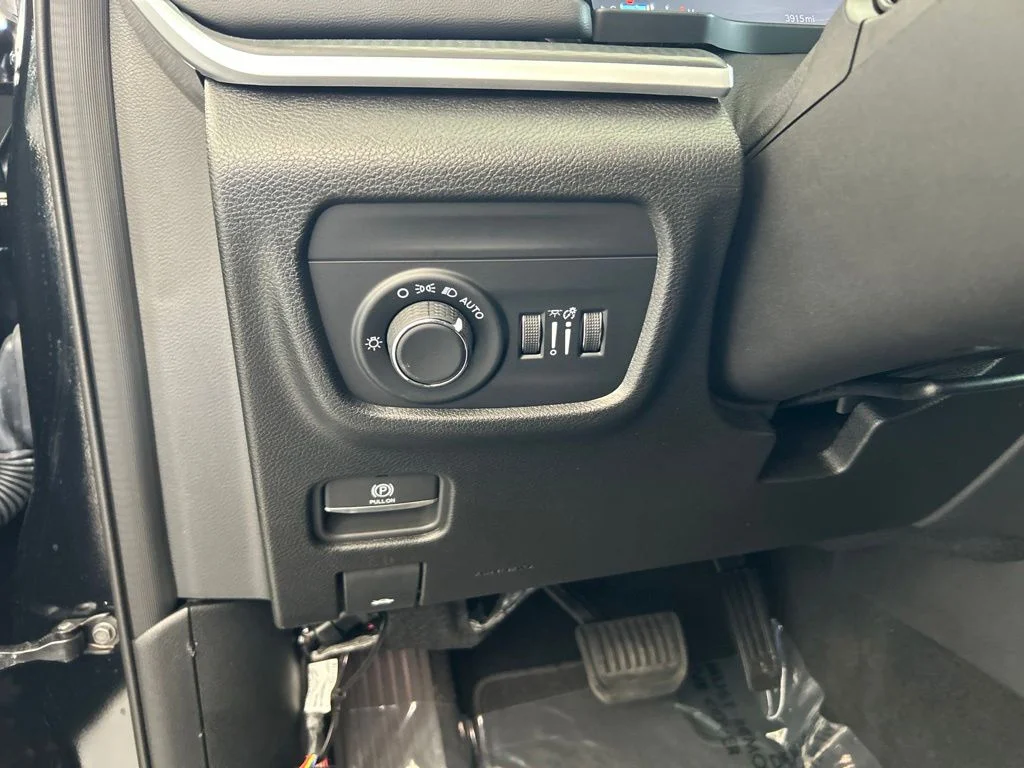 Used 2025 Black Jeep Laredo image 39