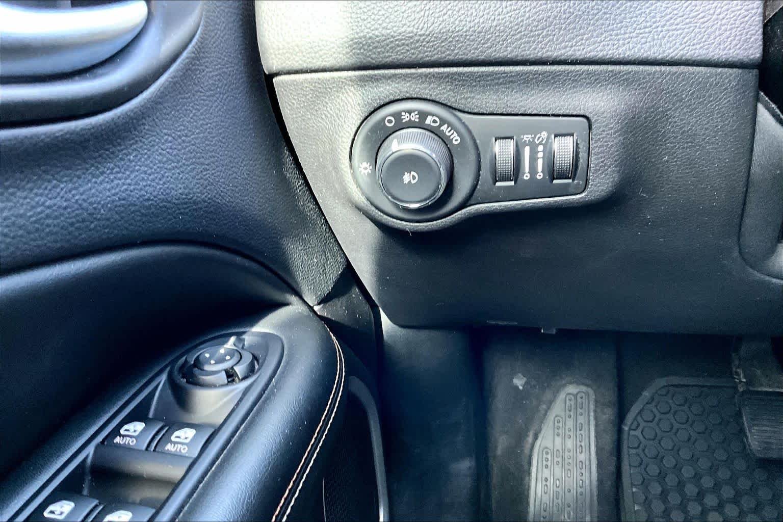 Used 2018 Redline Pearlcoat Jeep Latitude image 32