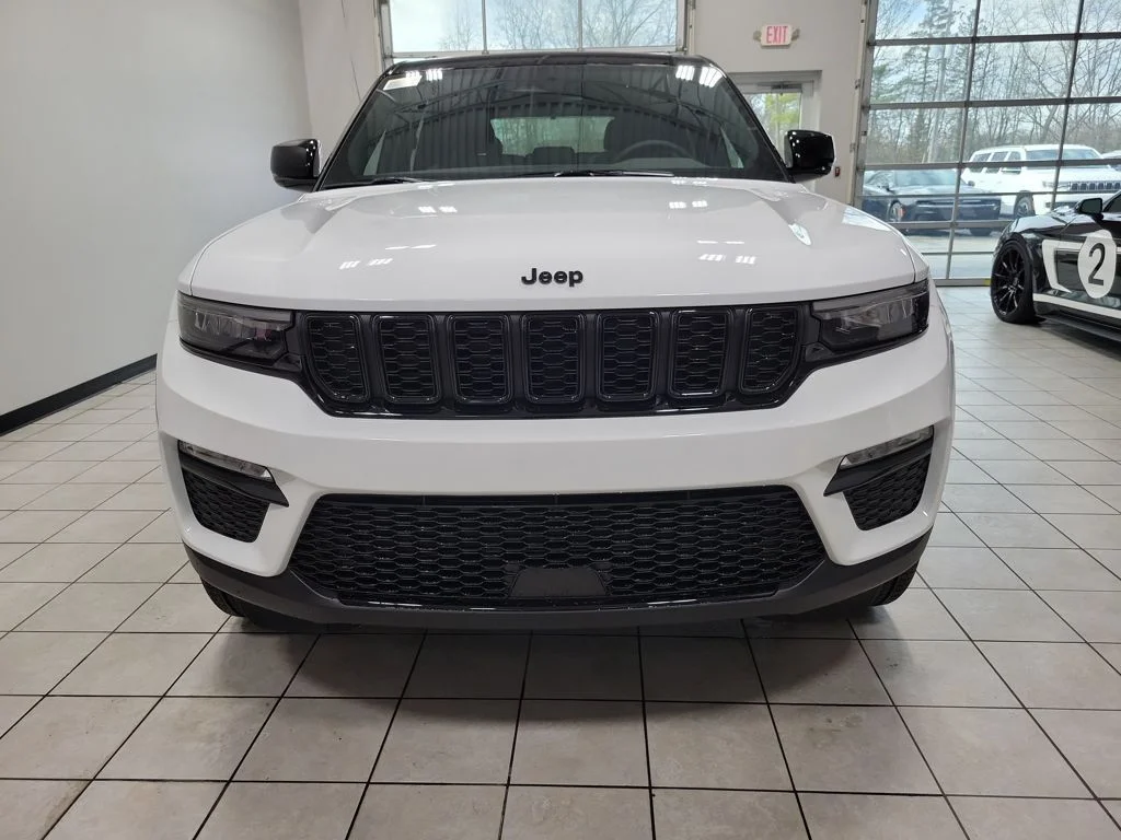 New 2025 Bright White Clear-Coat Exterior Paint Jeep Limited image 3