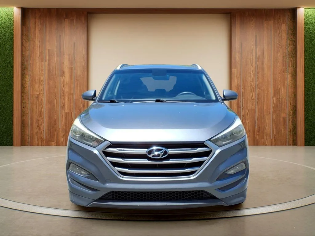 Used 2017 Gray Hyundai SE image 2