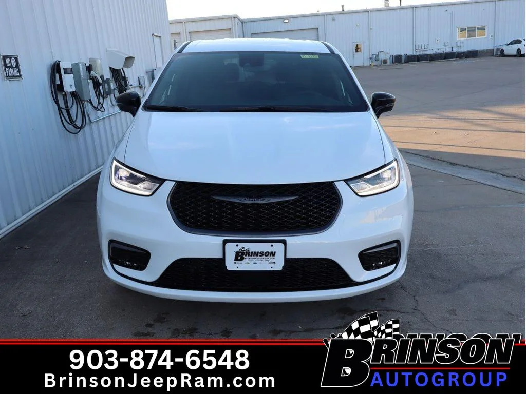 New 2026 Bright White Clearcoat Chrysler Select image 2