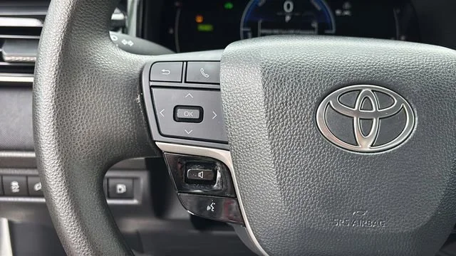 Used 2025 White Toyota LE image 21