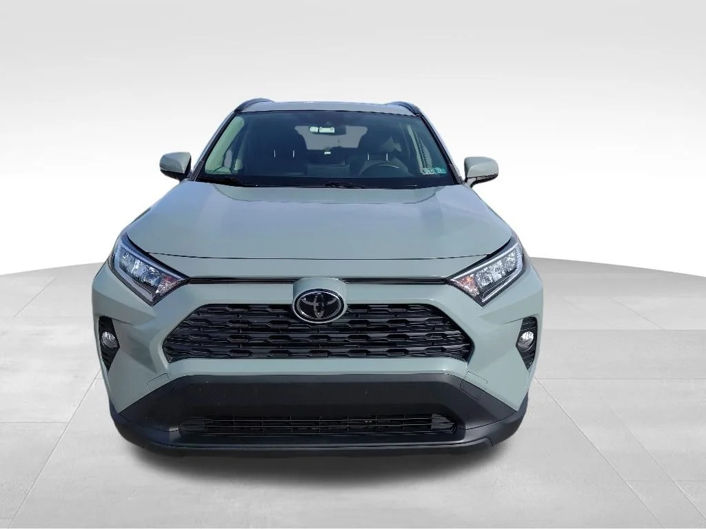 Used 2020  Toyota XLE image 2