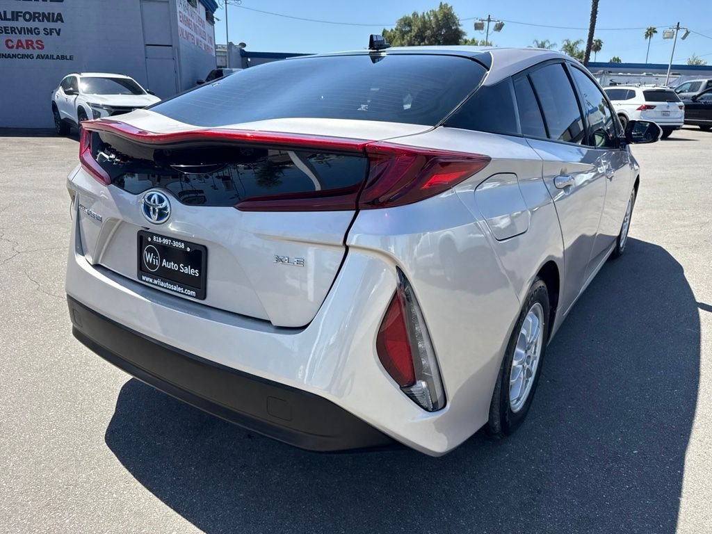 Used 2020 Silver Toyota XLE image 4