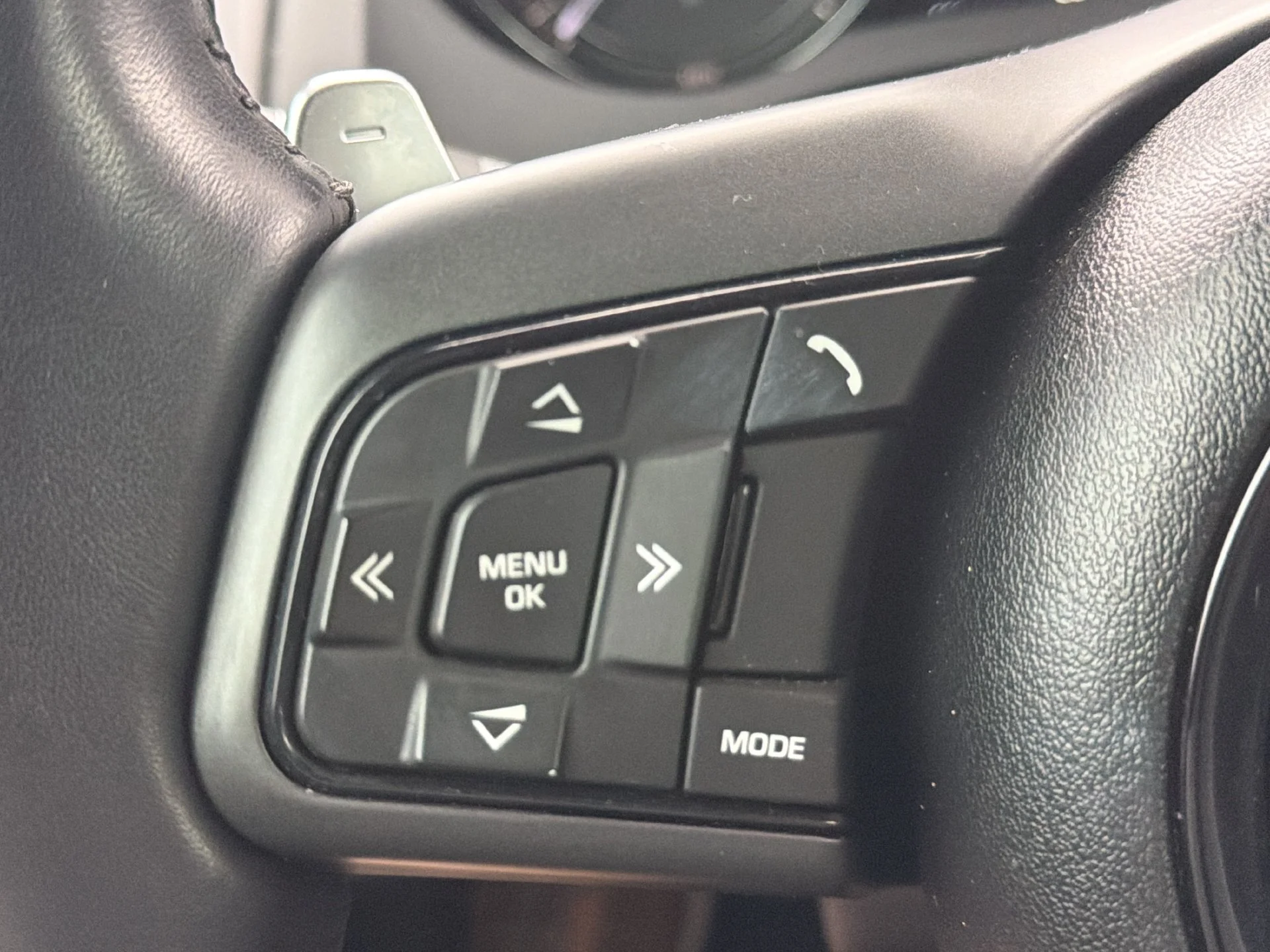 Used 2016  Jaguar R image 27