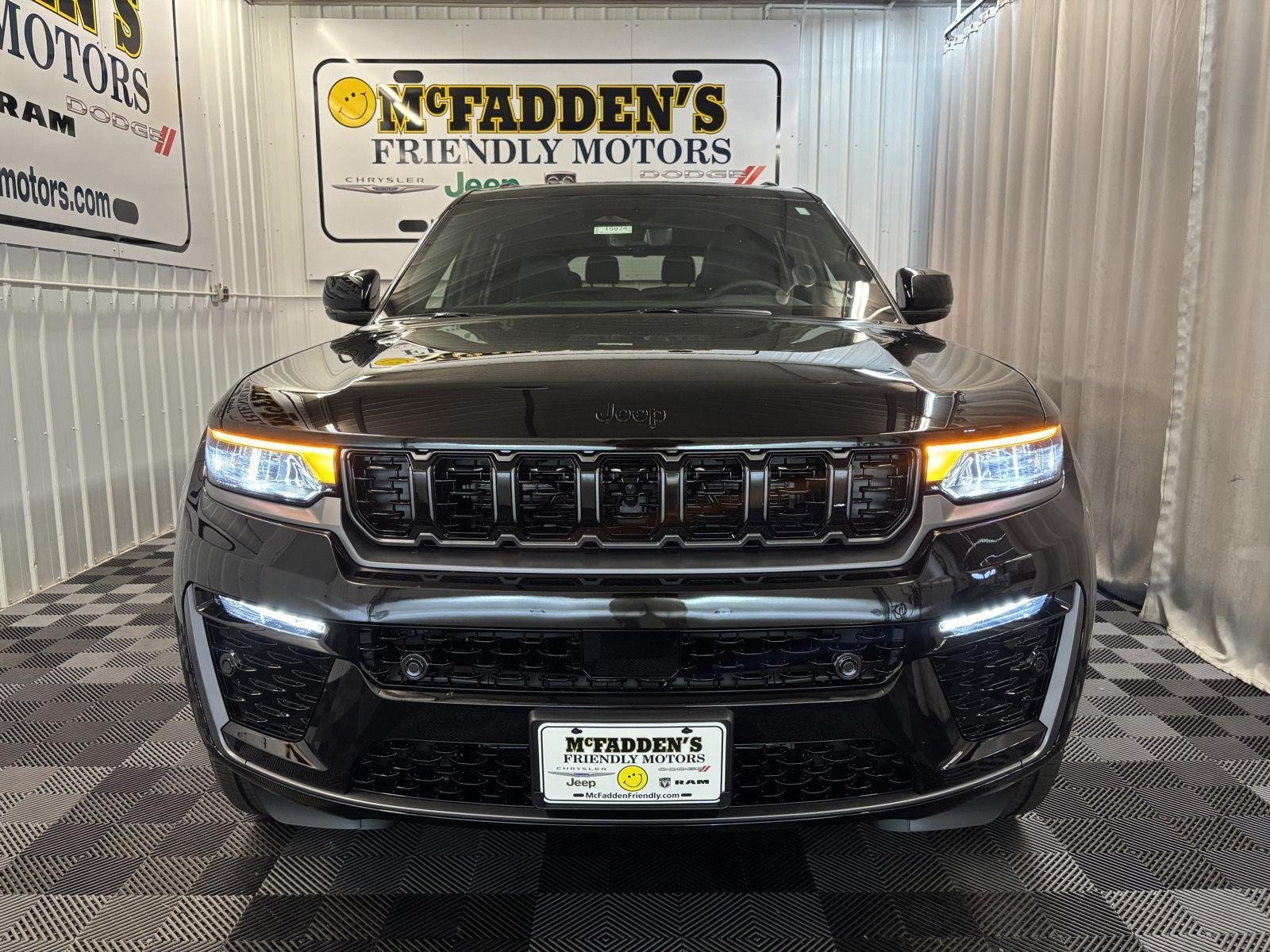 New 2026 Diamond Black Crystal Pearl-Coat Exterior Paint Jeep Limited Reserve image 5