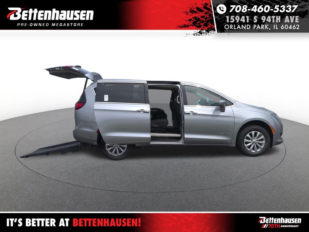 2018 Chrysler Pacifica Touring Plus's photo