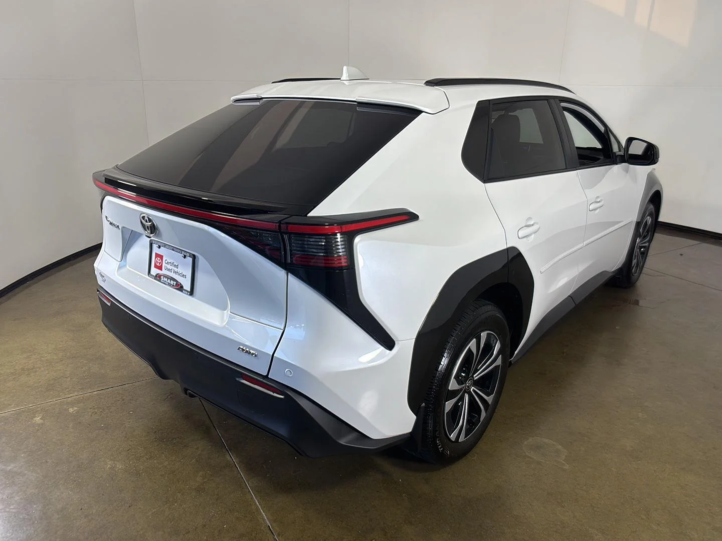 Used 2023 Wind Chill Pearl Toyota XLE image 10